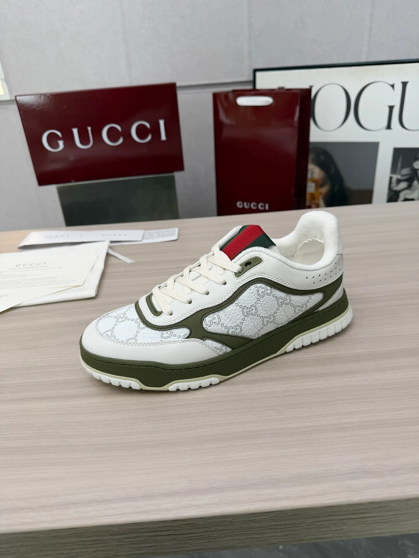 [G Home] P: 600💰 Couple size: Female 35-40. Male 39-44 (45 custom-made) 🆕2025.GUCC Gucci original order quality The latest popular high and low top aged couple sneakers series shipped original purchase development and production, this high and low top sneakers adopt a basketball-style silhouette design, cleverly integrated with hollow panels and distressed effects, showing unique ingenuity. The ingenuity incorporates brand logo details such as interlocking Double G styling accessories and Gucci lettering, a low-key tribute to the brand's design heritage. Exquisite packaging at the delivery counter 🛍📦 ▪️ Fabric: Original customized imported first-layer cowhide ▪️ Inner lining: Imported first-layer cowhide ▪️ Sole: Original molded two-color TPU sole ▪️ Sole thickness: 3cm